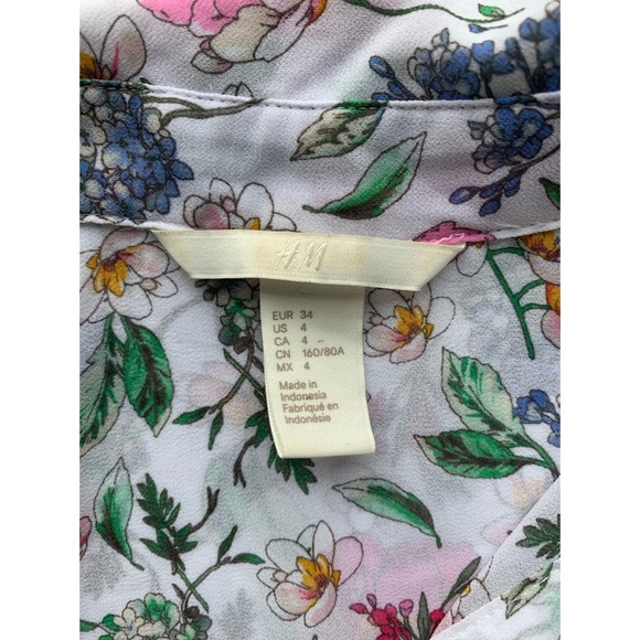 COPY - Size 4, H&M, white and floral sleeveless blouse - Picture 8 of 13